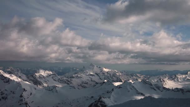 Timelapse από ύψος 4000 μέτρων ψηλά χιονισμένα βράχια με παγετώνες και βουνά της κύριας κορυφογραμμής του Καυκάσου — Αρχείο Βίντεο