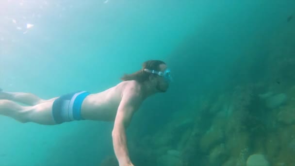 Un selfie tiré sous l'eau par un homme caucasien arborant un physique flotte magnifiquement sous l'eau. Le concept de plongée libre et de loisirs sur la côte ou sur l'océan — Video