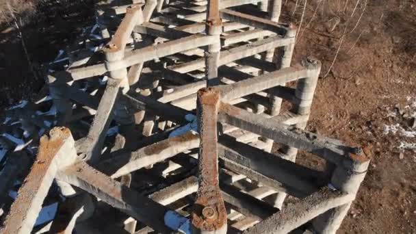 Structures de protection contre la boue dans une gorge de montagne. Structures détruites pour protéger les colonies contre les avalanches et les coulées de boue pendant le réchauffement climatique et saisonnier