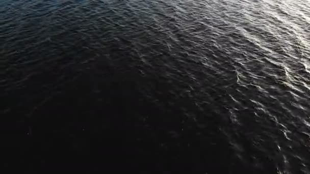 Sfondo video marino. La vista dell'aria sulla superficie scura dell'acqua va piccole onde. Chiave bassa — Video Stock