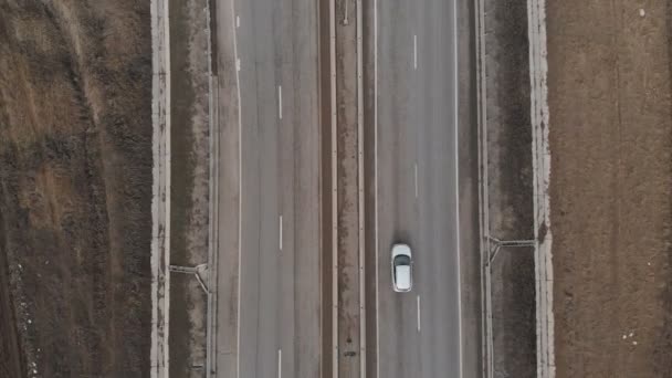 Vue aérienne d'une route de transport suburbain en automne ou en hiver sans neige. Les voitures roulent sur l'autoroute. — Video