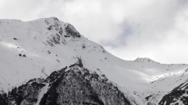 4000 metre yükseklikteki karla kaplı kayalıklardan, ana Kafkasya sırtı ve dağlarından gelen zaman dilimi.