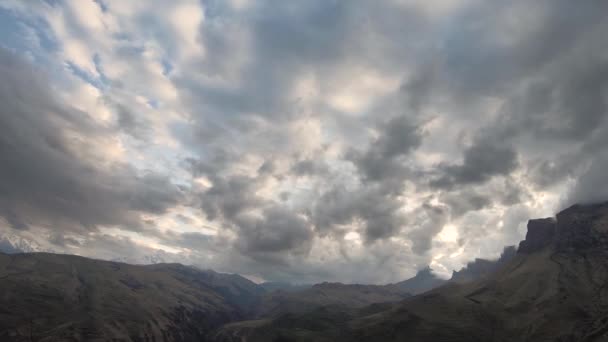 En vidvinkel kväll skymning i bergen efter solen singled låg tonart missfärgade rörelse moln timelapse i bergen — Stockvideo