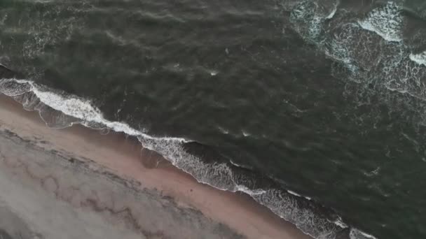 Uma vista aérea do voo sobre a costa do Mar Báltico à noite logo após o pôr do sol. Conceito de um vídeo do fundo do mar a partir de uma visão panorâmica — Vídeo de Stock