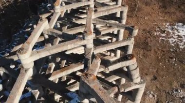 Dağlardaki bir vadideki çamur akış bariyerine karşı havadan koruma. Doğal afet tarafından yıkımı önlemek için güçlendirilmiş beton yapı. Güçlü su ve çamur koruması.