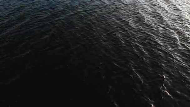 Marine-Video-Hintergrund. Der Blick aus der Luft auf die dunkle Wasseroberfläche geht über kleine Wellen. Zurückhaltend — Stockvideo