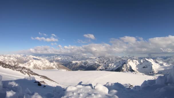 Timelapse från en höjd av 4000 meter höga snötäckta stenar med glaciärer och berg i de viktigaste kaukasiska åsen — Stockvideo