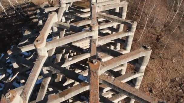 Vue aérienne protection contre la barrière de coulée de boue dans une gorge dans les montagnes. Structure en béton armé pour prévenir la destruction par catastrophe naturelle. Puissante protection contre l'eau et la boue