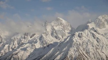 4000 metre yükseklikteki karla kaplı kayalıklardan, ana Kafkasya sırtı ve dağlarından gelen zaman dilimi.
