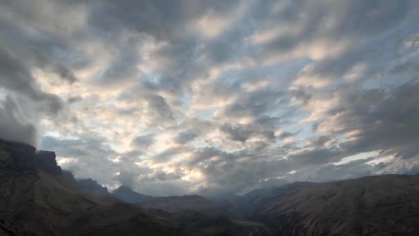 Ein Weitwinkel Abenddämmerung in den Bergen, nachdem die Sonne vereinzelt niedrig Schlüssel verfärbte Bewegung der Wolken Zeitraffer in den Bergen — Stockvideo