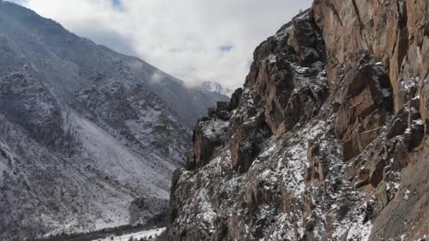 Αεροφωτογραφία κλειστού χώρου δίπλα στα βράχια στα βουνά μέσα από το φαράγγι κάτω από το οποίο περνά ο ασφαλτοστρωμένος δρόμος — Αρχείο Βίντεο