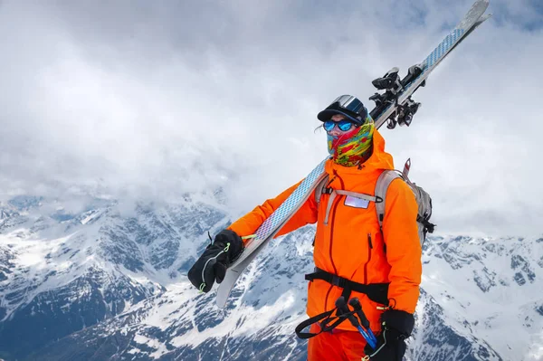 Πορτρέτο αθλητή σκιέρ με σκι στον ώμο και σακίδιο στην πλάτη. Αναρρίχηση στα χιονισμένα βουνά με σκι περιοδεία σκι και backcountry. — Φωτογραφία Αρχείου