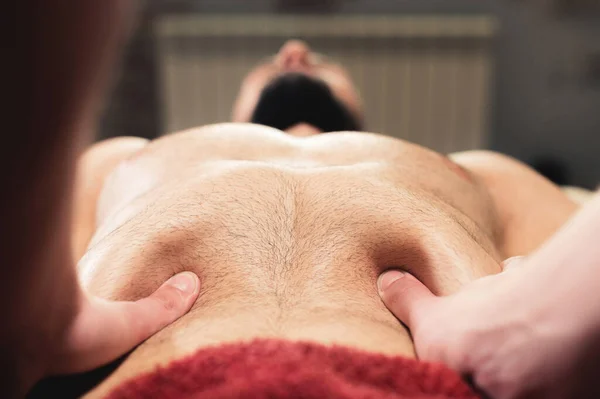 Detailní profesionální masáž bránice muži v profesionální masážní místnosti. Koncept vnitřních orgánů a dutiny břišní — Stock fotografie