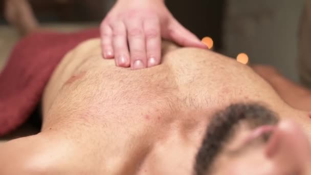 Masajista masculino hace un masaje deportivo del músculo pectoral al atleta cliente en un salón de masajes profesional. El concepto de músculo pectoral y la salud del músculo mamario — Vídeos de Stock