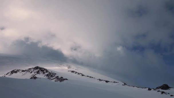 Pochylnia czasoprzestrzenna jest południowym ruchem świerków chmur z wiatrem i śniegiem przed zachodem słońca. Wysoka wysokość timelapse ruch chmur na lodowcu — Wideo stockowe