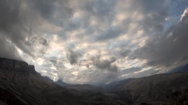 4K-UHD-Zeitraffer epischer Wolken in einem Gebirgstal im Herbst oder Frühjahr. schöne Felsreliefs in der Abenddämmerung nach Sonnenuntergang — Stockvideo