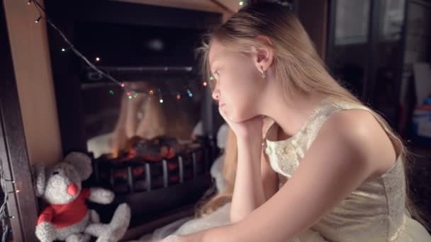 Smutná holčička v růžových šatech se na svou plyšovou hračku dívá osaměle. Zkažená dovolená. Zamyšlené dítě. — Stock video