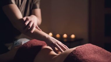 Yakın çekim kozmetoloji ve fizyoterapi. Bir kadının beline yapılan profesyonel masaj bir masör tarafından yapılır. Manul terapisi ve masaj spa tedavisi kavramı