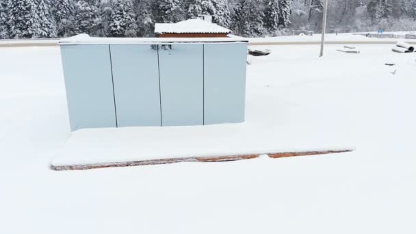 冬季，在高加索或阿尔卑斯山的针叶林附近，空中俯瞰一座有镜像透明墙壁的高科技创新住宅. — 图库视频影像