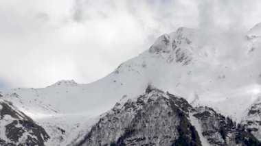 4000 metre yükseklikteki karla kaplı kayalıklardan, ana Kafkasya sırtı ve dağlarından gelen zaman dilimi.
