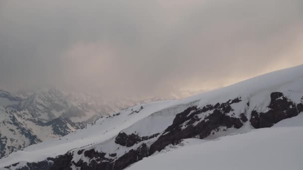 Dopo il tramonto nuvole sul Caucaso settentrionale picchi ghiacciaio e montagne in alto sul livello del mare. Timelapse movimento di nuvole in montagna — Video Stock