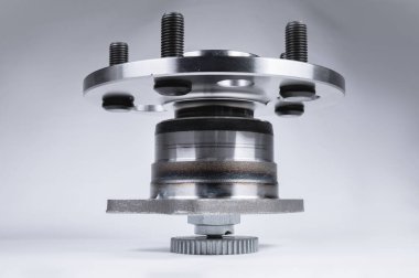 Gri bir arka planda yedek parça ön araba süspansiyon merkezi. Kerteriz süspansiyonunu onarmak için Kit