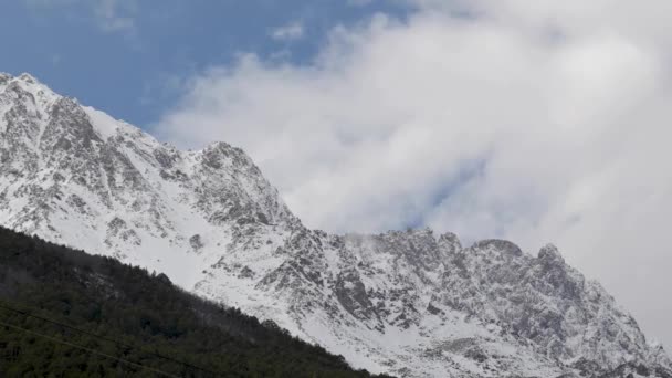 Včasná doba z výšky 4000 metrů vysoké zasněžené skály s ledovci a horami hlavního bělošského hřebene — Stock video