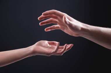 Bir erkeğin iki güzel eli ve bir kadının nazik bir dokunuşla yakın çekim..