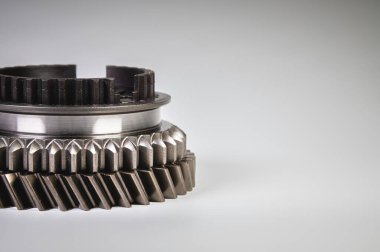 Senkronizatör ve klemplerle donatılmış. Gri arkaplandaki araba vites kutuları için yedek parçalar