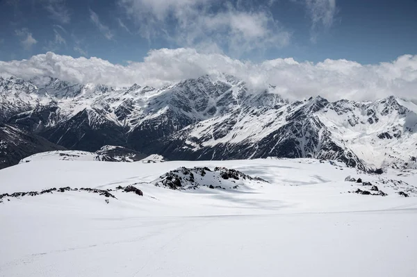 Panorama Winterbesneeuwde bergtoppen in Europa in de noordelijke Kaukasus. Geweldige plek voor wintersport. verse sneeuw en vulkanische rotsen — Stockfoto