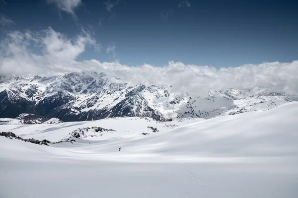 Panorama Zimní zasněžené vrcholky hor v Evropě na severním Kavkaze. Skvělé místo pro zimní sporty. čerstvý sníh a sopečné skály — Stock fotografie