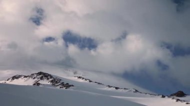 4000 metre yükseklikteki karla kaplı kayalıklardan, ana Kafkasya sırtı ve dağlarından gelen zaman dilimi.