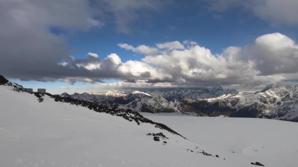 Timelapse de uma altura de 4000 metros de altura rochas cobertas de neve com geleiras e montanhas da principal cordilheira caucasiana — Vídeo de Stock