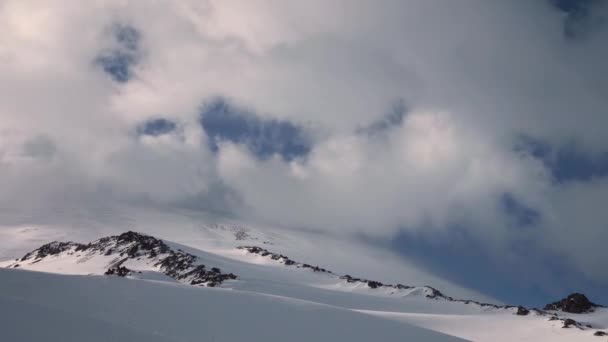 Timelapse de uma altura de 4000 metros de altura rochas cobertas de neve com geleiras e montanhas da principal cordilheira caucasiana — Vídeo de Stock