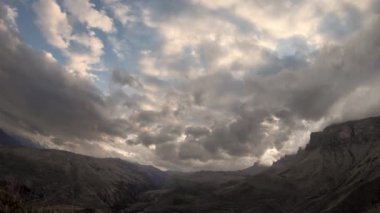 4K, Kuzey Kafkasya 'nın karla kaplı zirvelerindeki dağların yükseklerindeki bulutların hareketini hızlandırır.