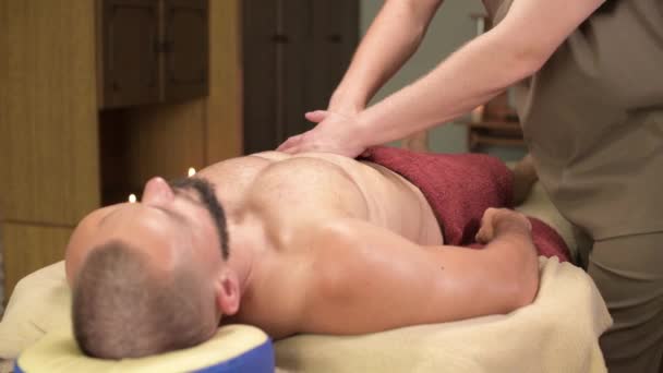 Профессиональный массаж для мужчин. Грудь. Лечение грудных мышц и оздоровление спортсменов после травм — стоковое видео