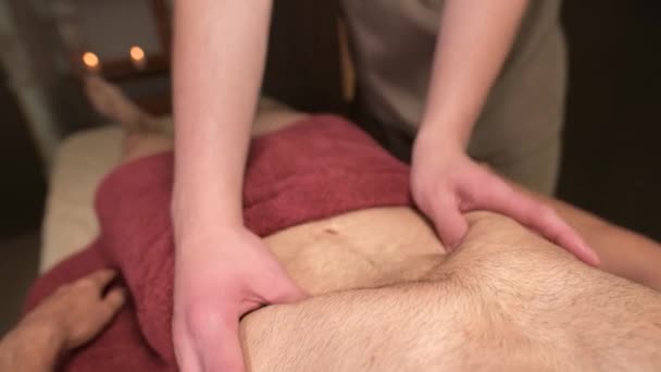 Masaż zbliżeniowy aktywacja membrany u męskiego sportowca. Profesjonalny masaż sportowy narządów wewnętrznych — Wideo stockowe