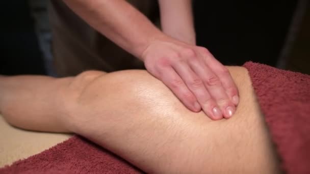 Close-up of professional knee and hip massage. Male masseur doing massage to male client — Stock Video