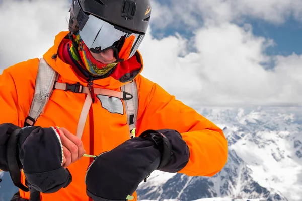 Güneş gözlüklü sert bir kayakçının yakın plan portresi ve yüzünde kar maskesi olan bir şapka. Elbrus Dağı 'nın arka planında. — Stok fotoğraf
