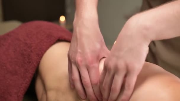 Professionelle Sportmassage männlicher Masseur macht einen Sportler zu einem Mann. Latissimus dorsi Lats massage — Stockvideo