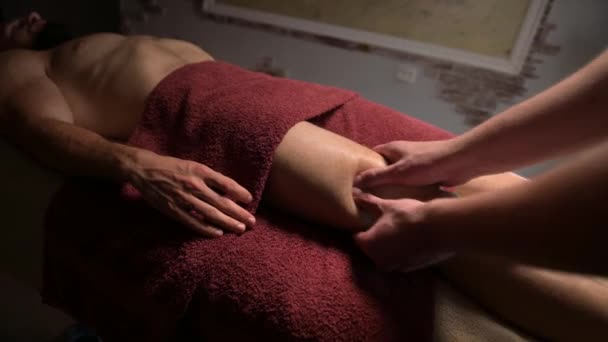 Zbliżenie profesjonalnego masażu kolan i bioder. mężczyzna masażysta robi masaż dla mężczyzna klient — Wideo stockowe