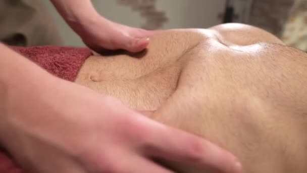 Masaż zbliżeniowy aktywacja membrany u męskiego sportowca. Profesjonalny masaż sportowy narządów wewnętrznych — Wideo stockowe