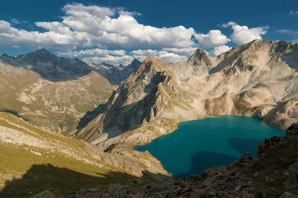 Dzień krajobraz górski jezioro wysoko w górach na tle Kaukazu wyżyn w Północnym Kaukazie — Zdjęcie stockowe