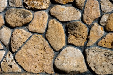 Düz olmayan dekoratif bir kaldırım taşı yığını. Ortaçağ dekoratif ekleme