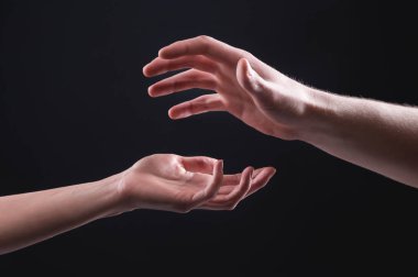 Jestlerin sembolizmi. Dişi el yardım ve destek istiyor. Erkek el saldırısı tehditkar bir pozda.