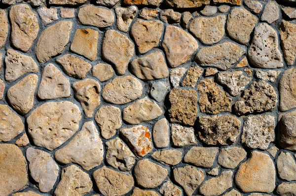 Uma parede irregular de pedras de paralelepípedos decorativas empilhadas. Fundo medieval inserção decorativa — Fotografia de Stock
