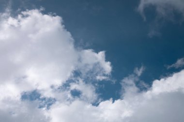 Yağmurlu ve bulutlu havada gün içinde dramatik gök gürültülü bulutlar. Doğal meteoroloji geçmişi. Bulanık hareket, hafif odaklanma. Fotoğraftaki gökyüzünü değiştirmek için boş