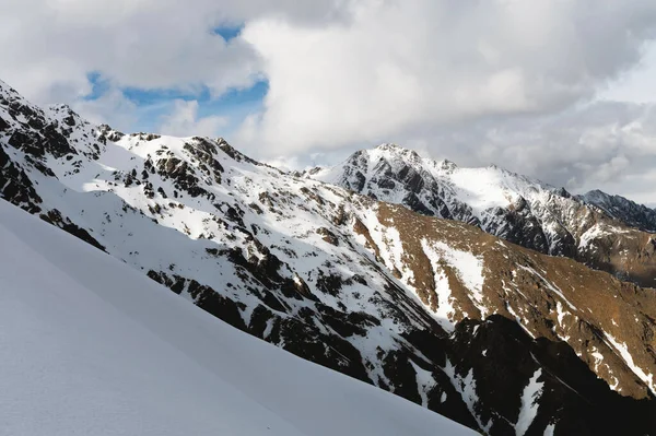 Minimalisme landschap van besneeuwde bergtoppen met gletsjers in de wolken. Uitzicht op de noordelijke Kaukasus en de Himalaya — Stockfoto