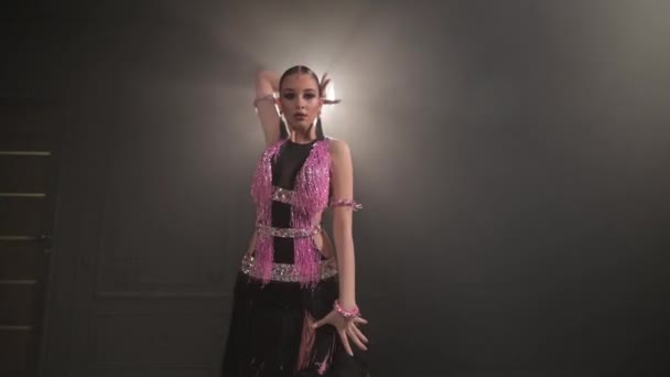 Attraktive Teenagerin, die in einem dunklen, mit Rauch gefüllten Studioraum Solo-Standardsport-Latino tanzt. Professioneller Tanzsport — Stockvideo