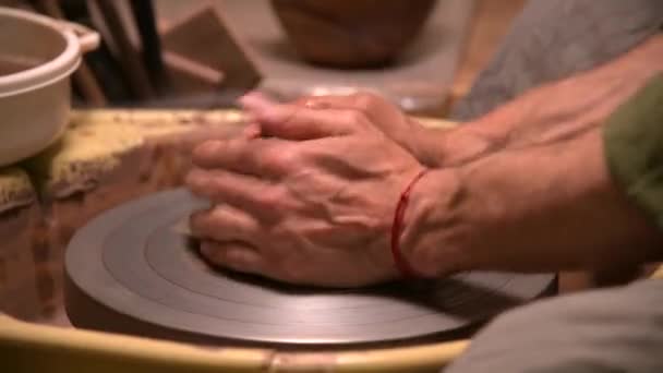 男子陶工的特写揉捏粘土将其打造成安装在陶工轮上 — 图库视频影像